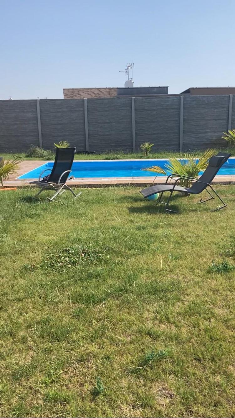 5 Izbovy Samostatny Stojaci Rodinny Dom S Podkrovim A Velkou Zahradou So Sezonnym Bazenom, Celorocnou Saunou A Virivkou-Momentalne Pokazena- Od Augusta Bude Nova Na Dovolenku A Oddych Topolniky Extérieur photo